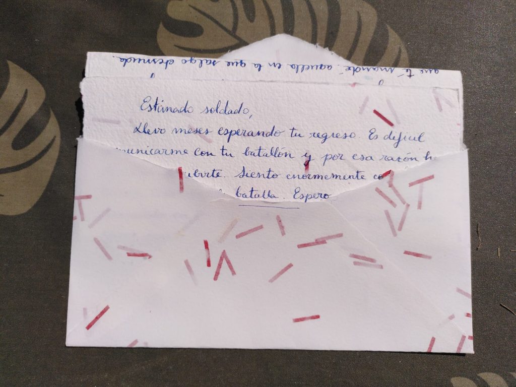 Sobre con carta manuscrita en papel artesano